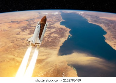 Spaceship Lift Off. Space Shuttle With Smoke And Blast Takes Off Into The Starry Sky. Rocket Starts Into Space. Concept. Elements Of This Image Furnished By NASA.