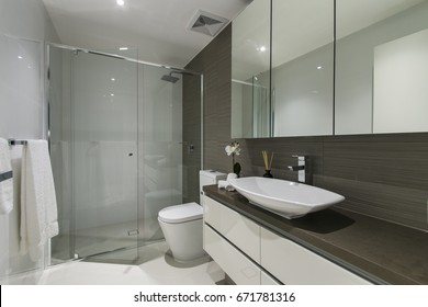 Geräumiges Badezimmer, sauber, schön, luxuriös, helles Zimmer