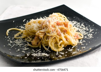 Spagetti Carbonara On A Black Plate