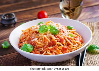 Spaghetti alla Amatriciana mit Guanciale, Tomaten und Pecorino-Käse. Italienisches gesundes Essen.