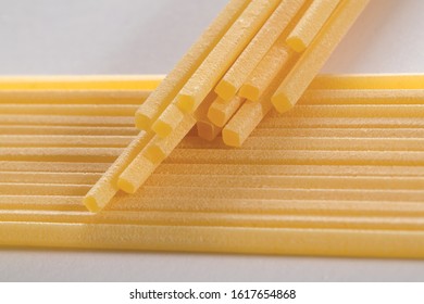 Spaghetti Alla Chitarra - Spaghetto QuadrataPasta Di Gragnano - Bronze Die - Italian Food Specialty.

Gragnano Pasta, Specialty Of Italian Cuisine, Typical Of The Amalfi And Sorrento Coast And Pompei.