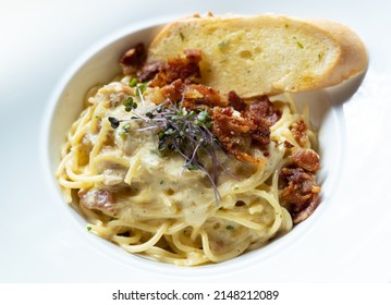 Spaghetti Carbonara Topped With Crispy Bacons And Garlic Bread