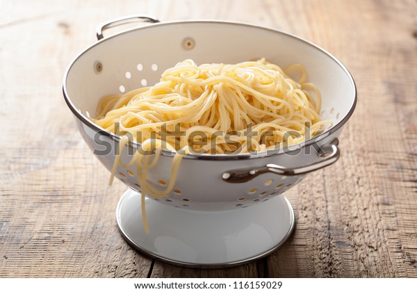 espagueti en colander