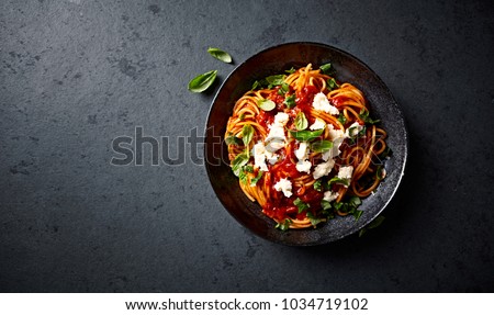Spaghetti with Fresh Tomato Sauce, Mozzarella and Basil