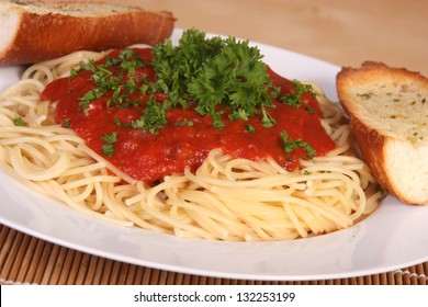 Spaghetti With Garlic Bread