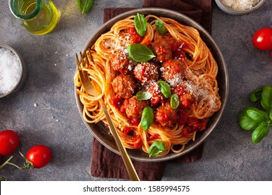 Spaghetti mit Fleischbällen und Tomatensoße, italienische Pasta