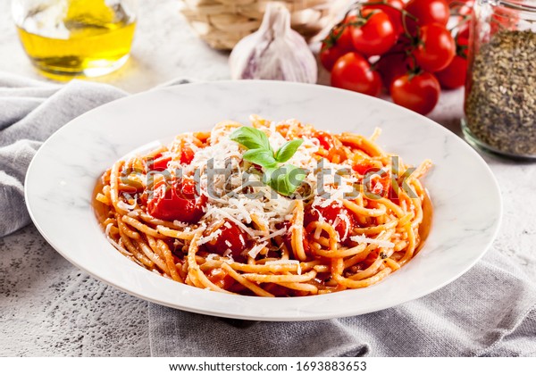 Spaghetti Napoli mit Parmesan-Käse. Traditionelles italienisches ...