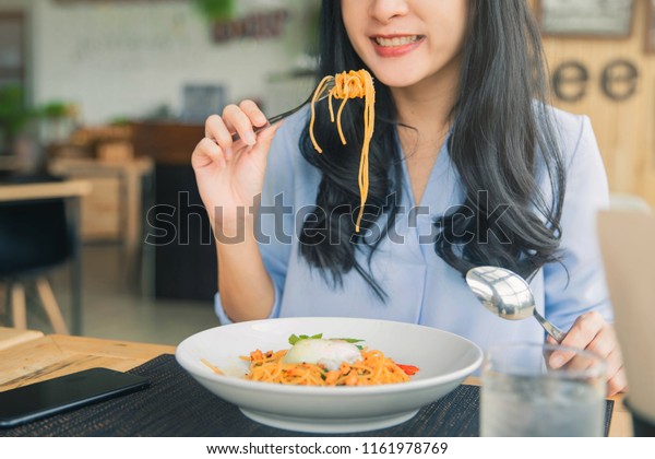 フォークのスパゲティ スパゲティとフォークを持つ女の子 イタリアのパスタを食べる若い女性 の写真素材 今すぐ編集