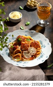 Spaghetti-Nudeln mit Fleischbällen, Tomatensauce, Käse und frischem Basilikum