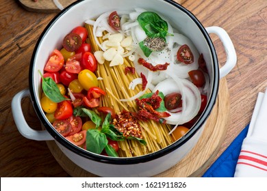 Spaghetti. Pasta With Seafood.  One Pot Meals. Noodles, Jumbo Shrimp, Tomatoes, Red Onions, Garlic, Fresh Basil Seasoned With Salt And Pepper And Olive Oil. Classic Italian Entree Or Family Meal.