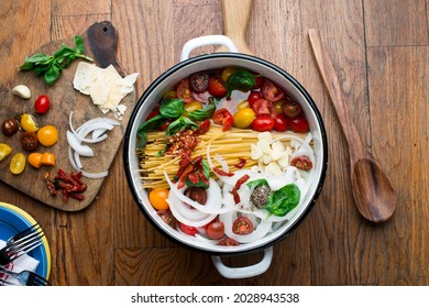 Spaghetti. Pasta Served With Onions, Minced Garlic, Tomatoes, Red Onions, Garlic, Fresh Basil, Seasoned With Salt And Pepper And Olive Oil. Classic Italian Entree Or Family Meal. One Pot Meals.