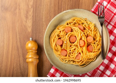 spaghetti pasta with sliced ​​sausages and tomato sauce.