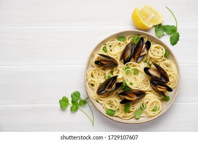 Spaghetti with shells and herbs. Seafood Pasta