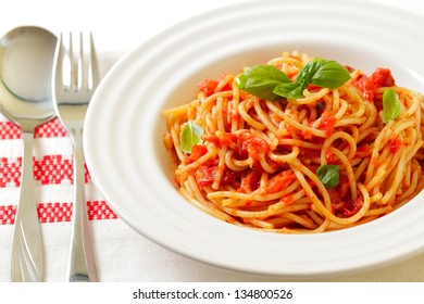 Spaghetti With Tomato Sauce And Basil