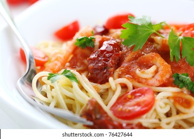 Spaghetti mit Tomatensoße, sonnengetrocknete Tomate und Garnelen
