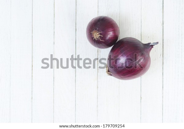 spanish onions on white\
wooden table
