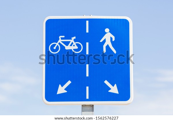 Spanish traffic signal: a bicycle lane, a\
pedestrian lane.