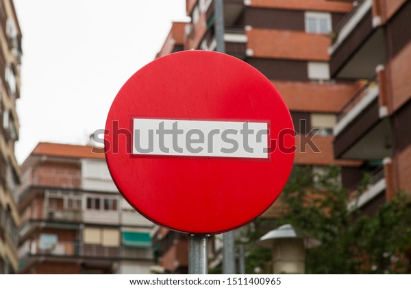 Spanish\
traffic signal: prohibited traffic\
direction.