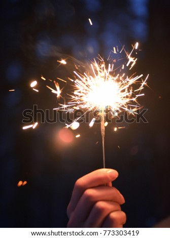 Sparkler in hand. Man holds sparkler in the night. Бенгальский огонь. 