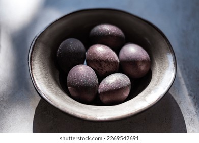 Sparkling Easter eggs dyed with natural ingredients such as red wine. Homemade naturally dyed eggs. Healthy eco option.