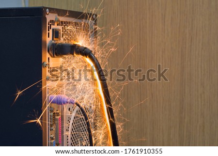Sparks caused by a short circuit of the computer Causes of computers and old power cords Not standard Dangerous concepts of electric short circuits