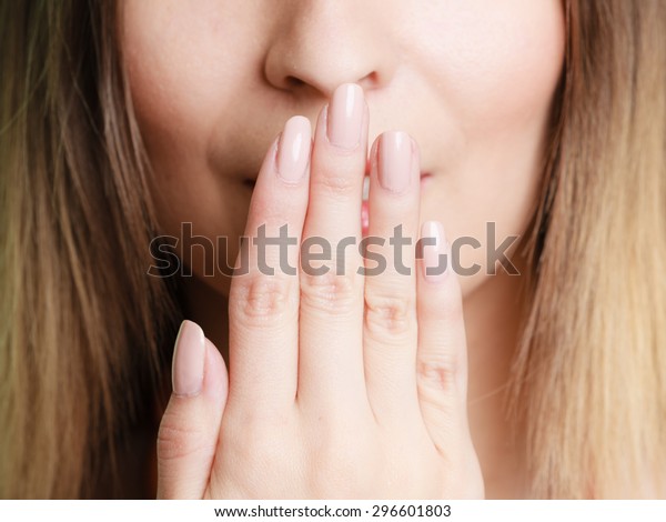 悪い考えを言うな 手で口を覆う顔の女性の一部 の写真素材 今すぐ編集
