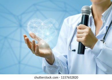 Speaker doctor shows the heart model on a blue background.