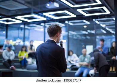 Speaker At Talk In Business Conference. Tech Executive Entrepreneur Speaker On Stage At Conference. Presenter Giving Business Presentation At Meeting. Corporate Exhibition For Investors Event.
