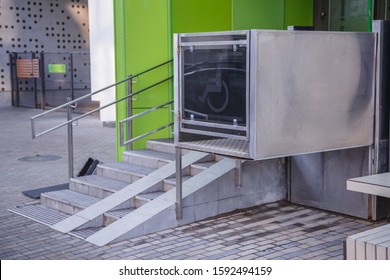 The special elevator for the disabled at the entrance to the living house