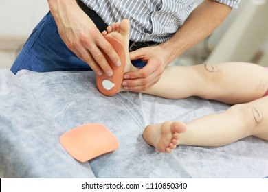 Specialist Dealing With Flat Feet Problem   By Orthopedic Insoles