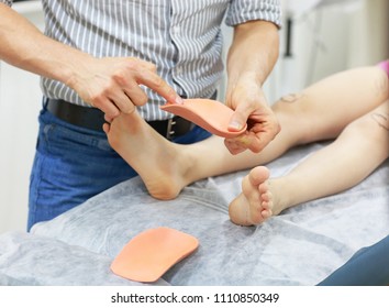 specialist dealing with flat feet problem   by orthopedic insoles