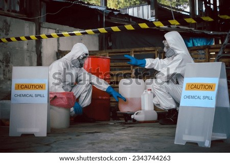 Specialist Officers in Chemical Safety Wear Chemical Risk Protective Clothing, Investigating and Determining The Type of Chemical Spill, Do Not Touch. Prepare for Chemical Spills Cleanup.