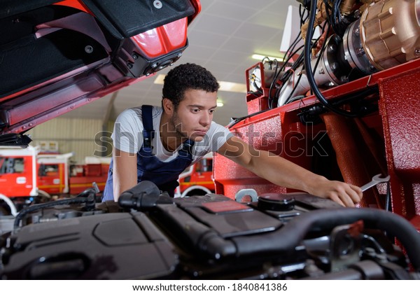 specialist truck\
mechanic in the car\
service