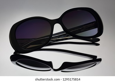 Spectacles and lilac glasses in thick black frame grey gradient background and glitter inside the frame  Close up  horizontal orientation  diagonal position the model 
