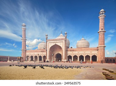 The spectacular architecture of the Great Friday Mosque (Jami Masjid) in Delhi, the most important mosque in India. 