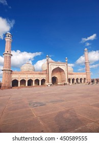 The spectacular architecture of the Great Friday Mosque (Jami Masjid) in Delhi, the most important mosque in India.