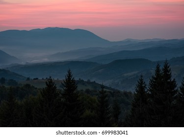 spectacular background of  landscape with reddish sky at dawn in mountains: zdjęcie stockowe