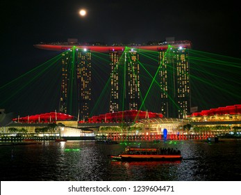 Spectra A Light & Water Show Of Marina Bay Sands In Singapore National Day. The Most Beautiful Green And Red Laser Lighting Show In Fullmoon Night. July 2018