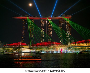 Spectra A Light & Water Show Of Marina Bay Sands In Singapore National Day. The Most Beautiful Green And Red Laser Lighting Show In Fullmoon Night. July 2018