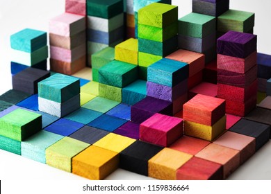 Das Spektrum der gestapelten, mehrfarbigen Holzblöcke. Hintergrund oder Cover für etwas Kreatives, Diversielles, Expandierendes, Aufsteigendes oder wachsendes. 