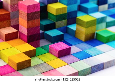 Das Spektrum der gestapelten, mehrfarbigen Holzblöcke. Hintergrund oder Cover für etwas Kreatives, Diversielles, Expandierendes, Aufsteigendes oder wachsendes. flache Feldtiefe.