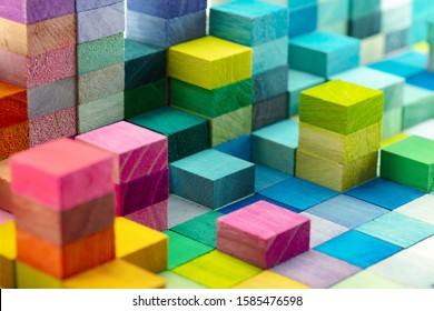 Das Spektrum der gestapelten, mehrfarbigen Holzblöcke. Hintergrund oder Cover für etwas Kreatives, Diversielles, Expandierendes, Aufsteigendes oder wachsendes. flache Feldtiefe.