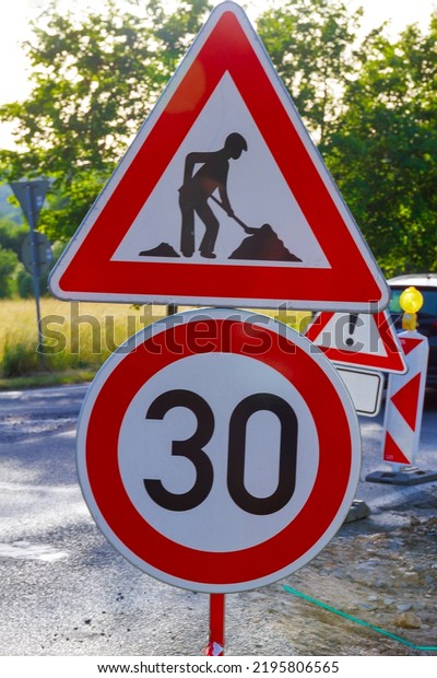 Speed 30 road sign, repair work on the road.\
Restrictions on the movement of\
cars.