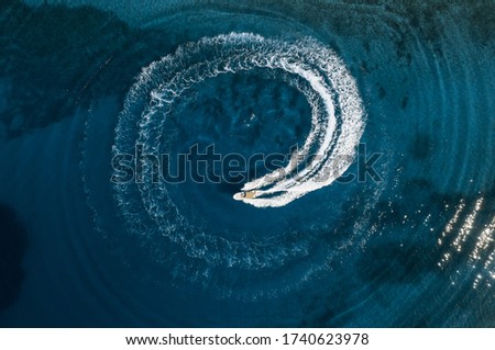 Similar – Ein Shortboard Sportler geht vom Strand auf das wellige Meer um zu Surfen. Blick von der Seite