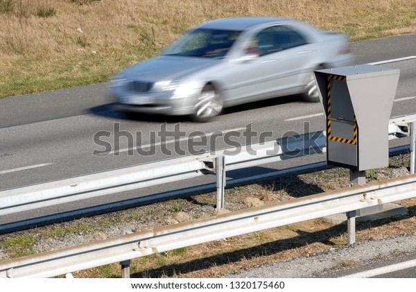 Speed control on a road\
with a radar