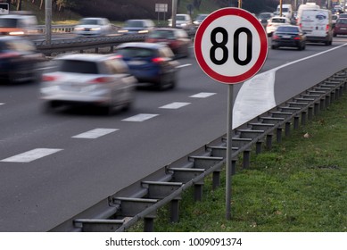 Speed limit sign with a traffic in the background