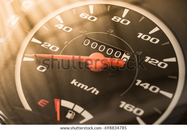 Speed\
meter on zero, The oil is gone,\
kilometer center\
