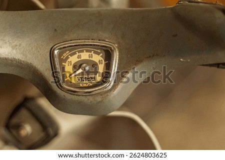 A speed meter of a rusty and broken retro scooter
錆びてレトロな動かなくなったスクーターのスピードメーター