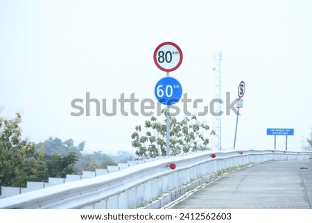 Speed ​​limit and minimum speed signs on Indonesian toll roads. The maximum speed limit is 80 km per hour and the minimum speed is 60 km per hour.