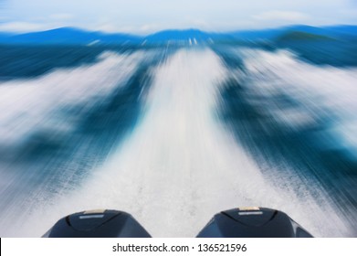 Speed ??boat rides on the sea on a sunny day